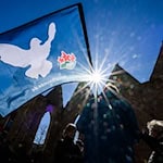 Hunderte Menschen haben sich an den Ostermärschen in Niedersachsen und Bremen beteiligt. (Archivbild) / Foto: Julian Stratenschulte/dpa