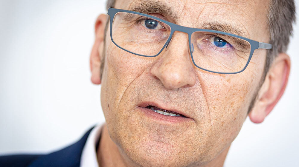«Ich wünsche mir, dass es noch mehr gelingt, vor die Lage zu kommen», sagt LKA-Präsident Friedo de Vries - es geht darum, sexuellen Missbrauch besser zu verhindern. (Archivbild) / Foto: Moritz Frankenberg/dpa