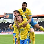 Braunschweigs Spieler feiern das 2:0 von Rayan Philippe (vorn). / Foto: Swen Pförtner/dpa