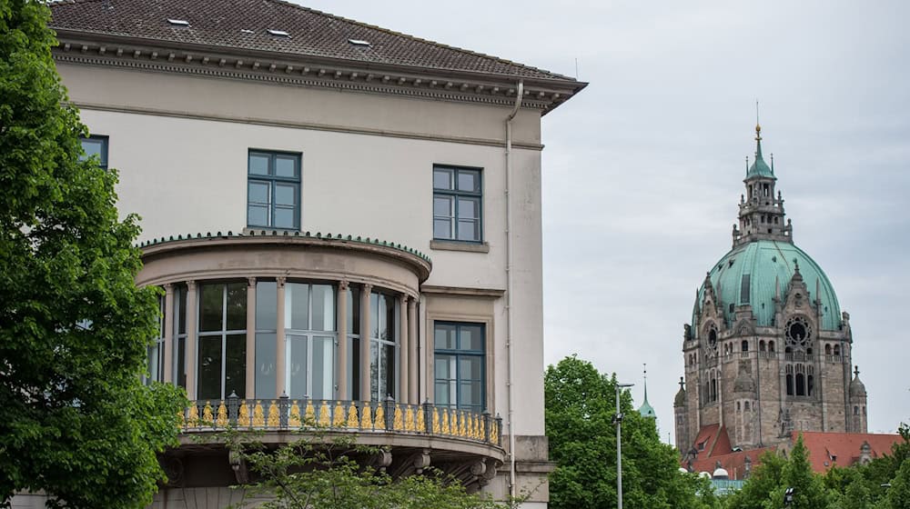 Wer zieht in dieses Haus in bester Lage? Das Wirtschaftsministerium befindet sich unweit vom hannoverschen Rathaus (im Hintergrund) entfernt. (Archivbild) / Foto: picture alliance / Silas Stein/dpa
