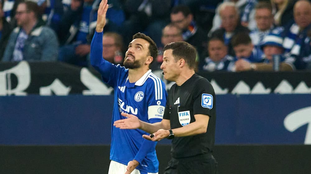 Karaman diskutiert mit dem Schiedsrichter. / Foto: Bernd Thissen/dpa