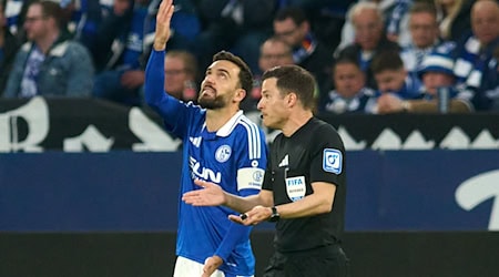 Karaman diskutiert mit dem Schiedsrichter. / Foto: Bernd Thissen/dpa