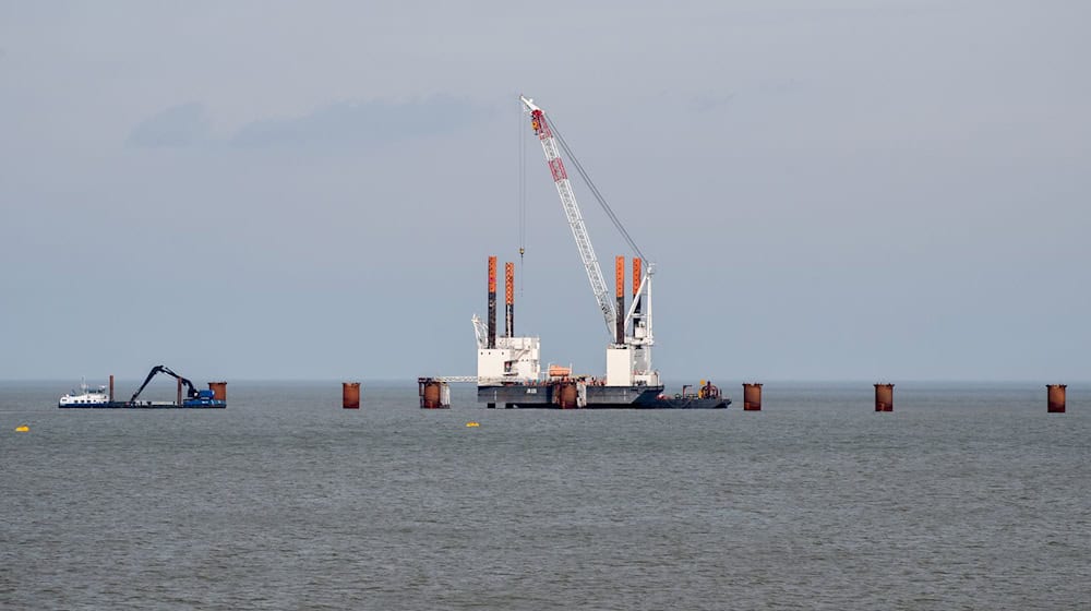 Mitten in der Jade wurde ein Anleger für das zweite schwimmende LNG-Terminal in Wilhelmshaven gebaut - das Spezialschiff «Excelsior» soll nun anlegen. (Archivbild) / Foto: Hauke-Christian Dittrich/dpa