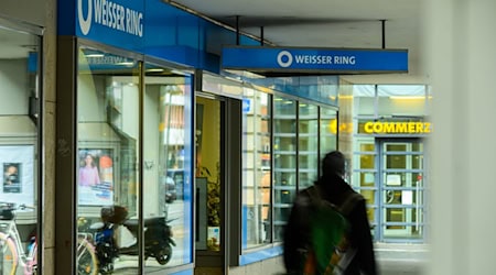 Stalking-Opfer können die App «No Stalk» nutzen, um Nachstellungen oder sonstige Vorfälle zeitnah auf dem Smartphone zu dokumentieren.(Archivbild) / Foto: Andreas Arnold/dpa