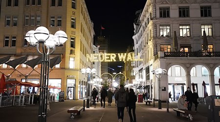 Ein Trio aus Bremen soll in der Hamburger Nobeleinkaufsstraße einen 82 Jahre alten Juwelier bestohlen haben. (Archivbild) / Foto: Marcus Brandt/dpa