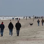Spaziergänger am Strand der ostfriesischen Insel Norderney.  / Foto: Volker Bartels/dpa
