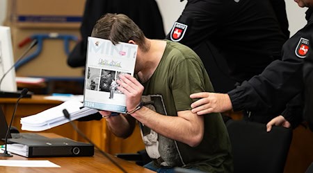 Fünf Männer sind angeklagt, weil sie Tonträger bekannter Bands mit verfassungsfeindlichen Texten verkauft haben sollen. Jetzt steht das Urteil bevor. (Archivbild) / Foto: Philipp Schulze/dpa