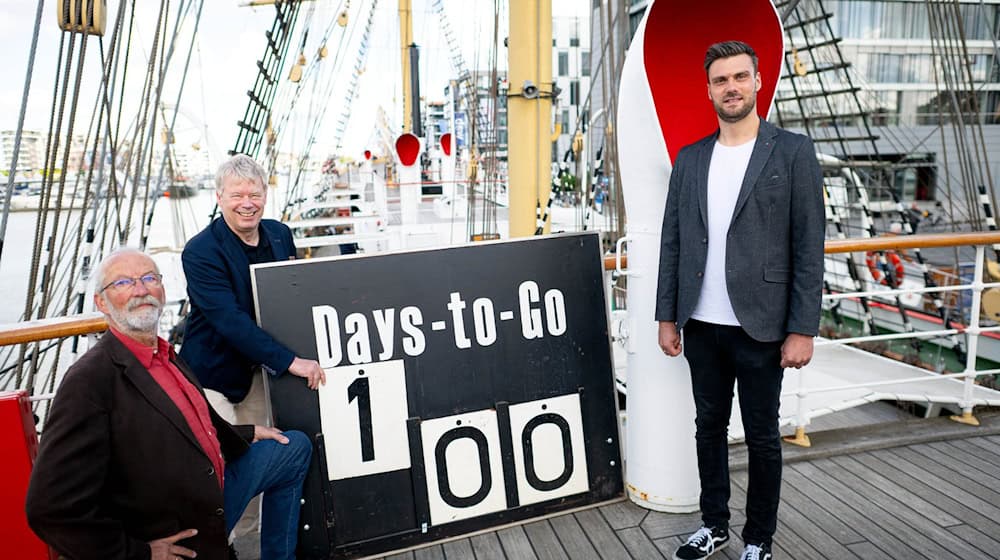 Die Organisatoren Jörn Karweit, Henning Dörr und Ralf Meyer. In 100 Tagen beginnt mit der «Sail» eines der größten Windjammer-Treffen. / Foto: Sina Schuldt/dpa