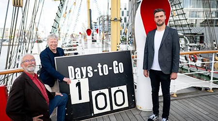 Die Organisatoren Jörn Karweit, Henning Dörr und Ralf Meyer. In 100 Tagen beginnt mit der «Sail» eines der größten Windjammer-Treffen. / Foto: Sina Schuldt/dpa