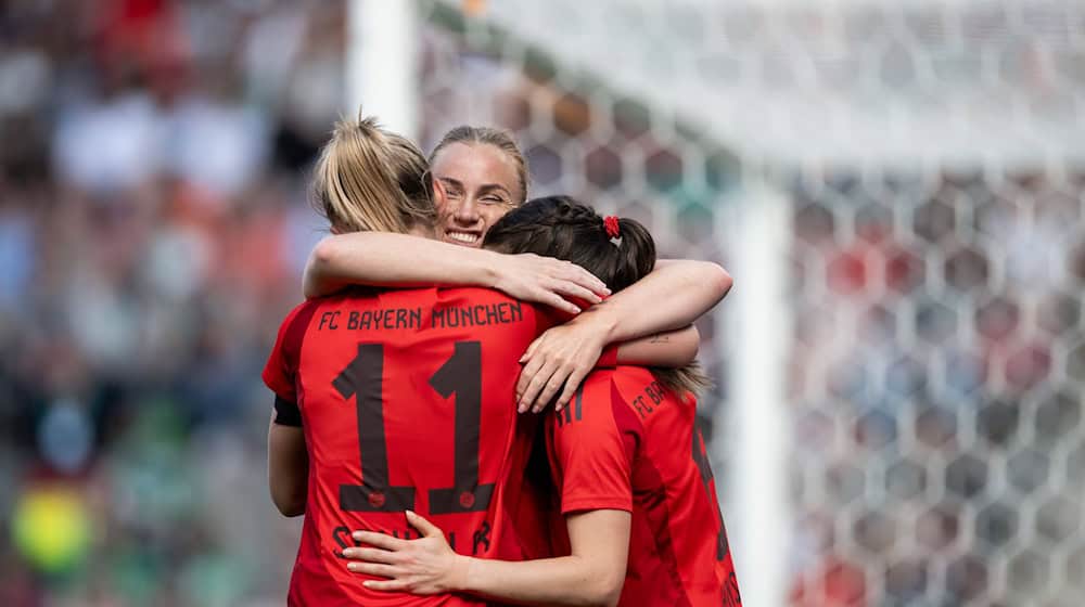 Die Bayern um Lea Schüller, Pernille Harder und Tuva Hansen (von links) bejubeln den Titel. / Foto: Fabian Strauch/dpa