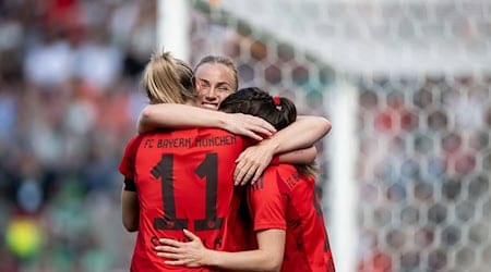 Die Bayern um Lea Schüller, Pernille Harder und Tuva Hansen (von links) bejubeln den Titel. / Foto: Fabian Strauch/dpa