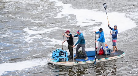 Für einen guten Zweck wollen vier Männer auf einem Board die Weser von Hann. Münden im Landkreis Göttingen bis nach Bremerhaven paddeln.  / Foto: Julian Stratenschulte/dpa