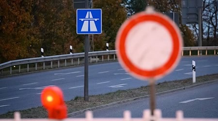 Wegen einer Sperrung der A29 bei Oldenburg wird es an diesem Wochenende zu Verkehrsbehinderungen kommen. (Symbolbild)  / Foto: Jonas Walzberg/dpa