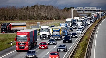 Auf den Straßen im Norden wird es rund um Himmelfahrt und das Wochenende voll. (Archivbild) / Foto: Axel Heimken/dpa