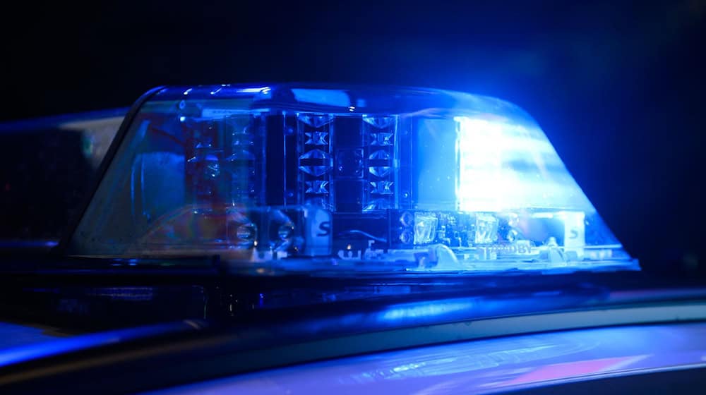 Schon bei der Unfallaufnahme stellte die Polizei einen starken Alkoholgeruch beim Unfallverursacher fest. (Symbolbild) / Foto: Julian Stratenschulte/dpa