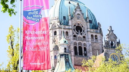 Vom Kirchentag in Hannover geht auch ein Appell gegen Aufrüstung aus. (Archivbild) / Foto: Julian Stratenschulte/dpa