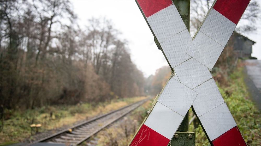 Zu einem schweren Unfall ist es an einem unbeschrankten Bahnübergang in Osnabrück gekommen. (Symbolbild) / Foto: Bernd Thissen/dpa