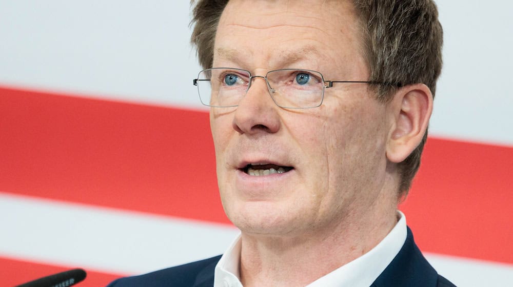 Bahnchef Richard Lutz hat nach der Messerattacke am Hamburger Hauptbahnbahnhof mit Einsatzkräften gesprochen. (Archivbild) / Foto: Carsten Koall/dpa