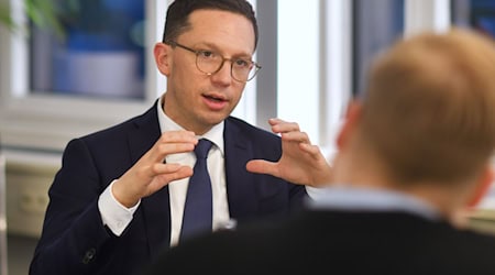 Wissenschaftsminister Mohrs hat mindestens eine Exzellenz-Uni als Ziel ausgegeben. (Archivbild) / Foto: Ella Wenzel/dpa