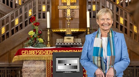 Zum Gedenken an das Kriegsende vor 80 Jahren feiern Bischöfin Kirsten Fehrs und Bischof Georg Bätzing einen Gottesdienst in Berlin.  / Foto: Helmut Fricke/dpa