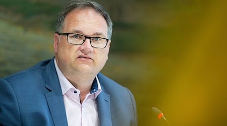Muss mit weniger Steuereinnahmen rechnen: Finanzsenator Björn Fecker. (Archivfoto) / Foto: Sina Schuldt/dpa