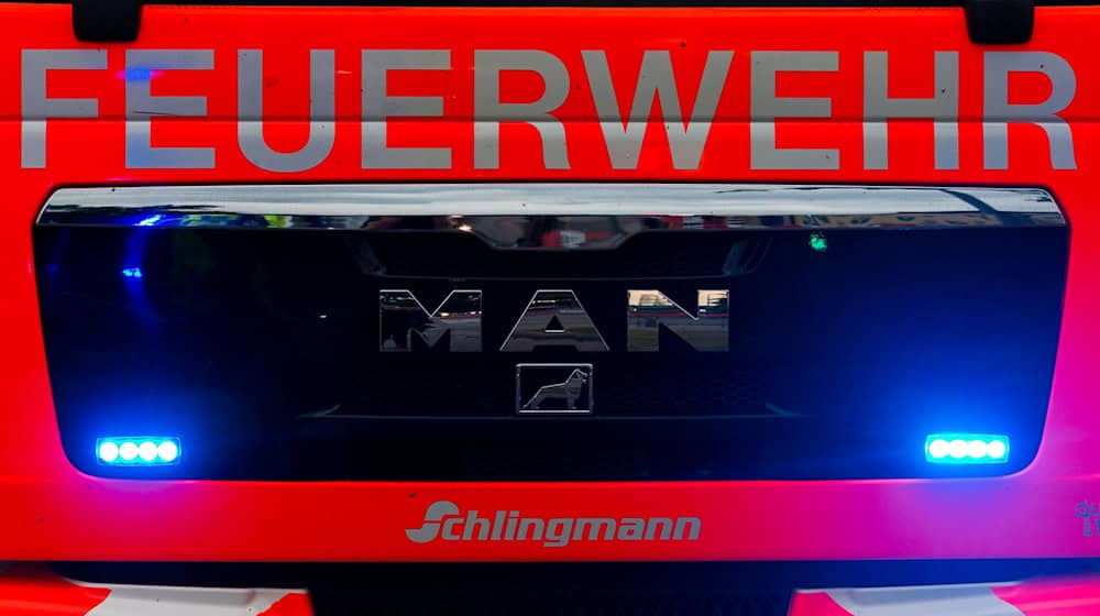 Wegen eines brennenden Mehrfamilienhauses in Osnabrück rückte die Feuerwehr nachts an. (Symbolbild) / Foto: Mohssen Assanimoghaddam/dpa