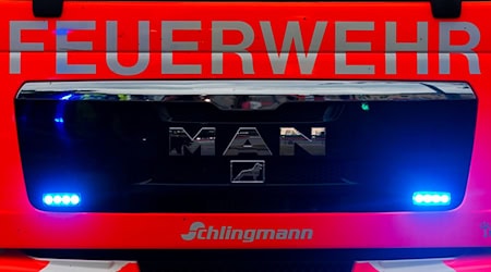 Wegen eines brennenden Mehrfamilienhauses in Osnabrück rückte die Feuerwehr nachts an. (Symbolbild) / Foto: Mohssen Assanimoghaddam/dpa