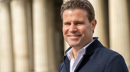 Felix Brych erhält eine Auszeichnung zum Karriereende. / Foto: Peter Kneffel/dpa