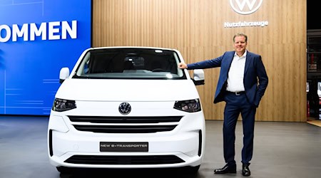 Carsten Intra mit dem neuen VW-Transporter. Ende Juni gibt der Manager die Führung von VW-Nutzfahrzeuge ab. (Archivbild) / Foto: Julian Stratenschulte/dpa