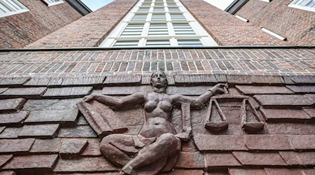 Nach Ausschreitungen von Rechtsextremen im Spätsommer 2018 in Chemnitz müssen sich nun weitere vier Männer vor Gericht verantworten. (Symbolfoto) / Foto: Jan Woitas/dpa