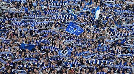 Die Fans des Hamburger SV freuen sich schon auf das Nordderby in Bremen. / Foto: Marcus Brandt/dpa