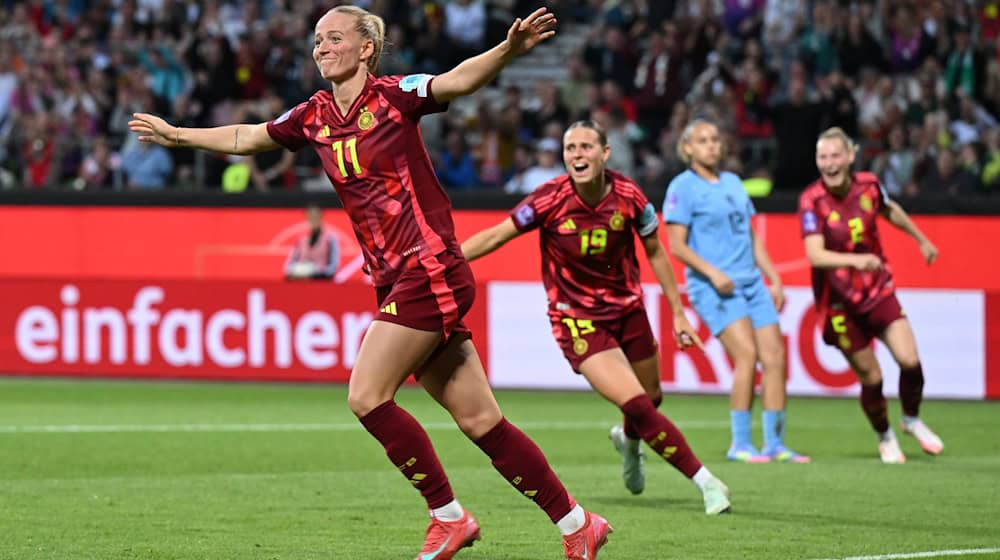 DFB-Torjägerin Lea Schüller lässt sich feiern  / Foto: Carmen Jaspersen/dpa