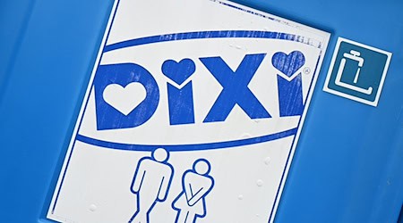 Eine Baustelle in Nienburg vermisst eine solche Dixi-Toilette. (Archivfoto) / Foto: Markus Lenhardt/dpa
