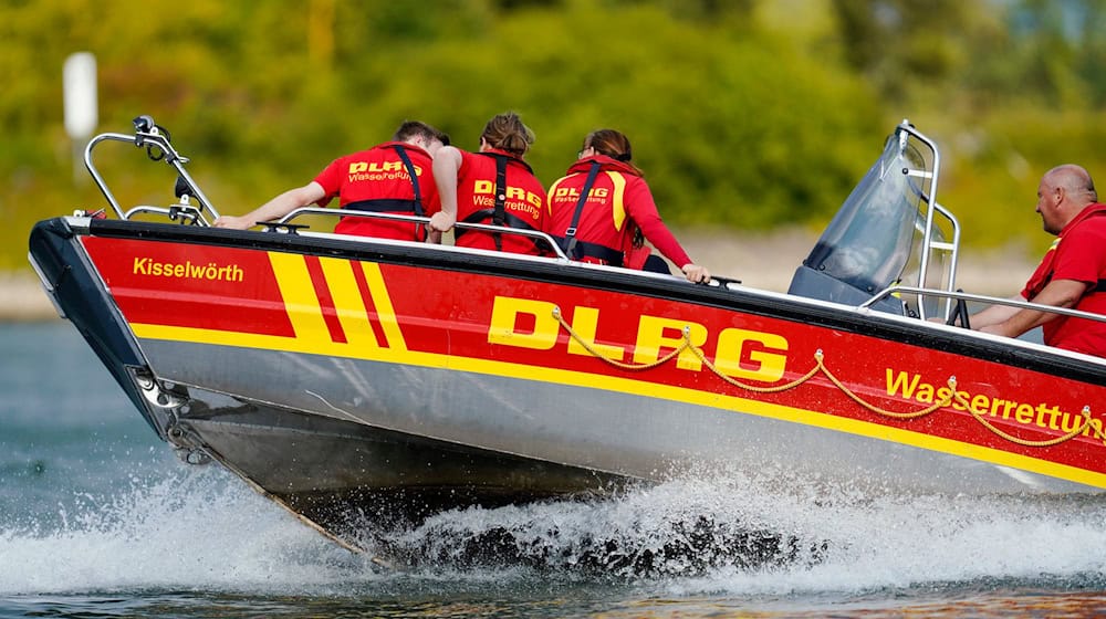 1.446 Menschen haben die DLRG-Helfer 2024 das Leben gerettet - darunter 699 Menschen, die vor dem Ertrinken bewahrt wurden. (Archivbild) / Foto: Uwe Anspach/dpa