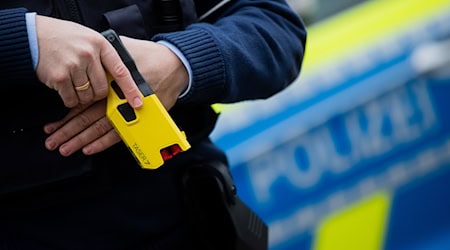 Die Beamten setzten einen Taser ein, um die Frau, die sich in einem psychischen Ausnahmezustand befand, aufzuhalten. (Symbolbild) / Foto: Rolf Vennenbernd/dpa