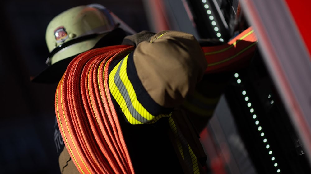 Zu einem größeren Gebäudebrand wurde die Feuerwehr im Landkreis Emsland gerufen. (Symbolbild) / Foto: Marijan Murat/dpa