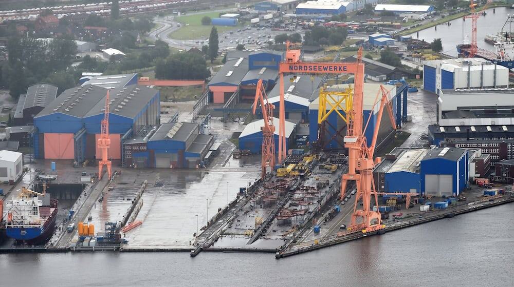 Behördenschiffe und Fähren dürfen künftig auf einer Werft im ostfriesischen Emden abgewrackt und recycelt werden. (Archivbild) / Foto: Carmen Jaspersen/dpa