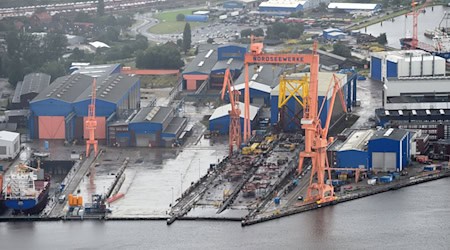 Behördenschiffe und Fähren dürfen künftig auf einer Werft im ostfriesischen Emden abgewrackt und recycelt werden. (Archivbild) / Foto: Carmen Jaspersen/dpa