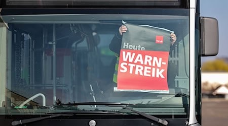 Wegen eines ganztägigen Warnstreiks bleiben viele Busse in den Depots. (Symbolbild) / Foto: Jan Woitas/dpa