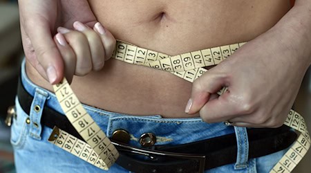 Essstörungen wie Magersucht, Bulimie und Binge Eating nehmen nach Daten der Krankenkasse KKH stark zu - vor allem unter 12- bis 17-jährigen Mädchen. (Symbolbild) / Foto: Jens Kalaene/dpa-Zentralbild/dpa