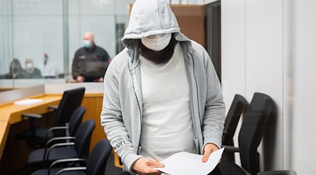 Abu Walaa 2021 vor dem Oberlandesgericht Celle - er klagt gegen seine Ausweisung nach seiner Haftentlassung. (Archivfoto) / Foto: Julian Stratenschulte/dpa Pool/dpa