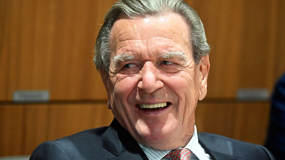 Dass Ex-Kanzler Gerhard Schröder bei der Wahl des neuen niedersächsischen Ministerpräsidenten Olaf Lies im Landtag in Hannover dabei war, ist in Schwerin nicht verborgen geblieben. Beim Untersuchungsausschuss rund um die Erdgasleitung Nord Stream 2 ließ er sich zweimal wegen einer langwierigen Krankheit entschuldigen. / Foto: Julian Stratenschulte/dpa