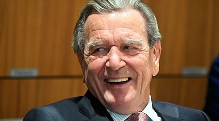Dass Ex-Kanzler Gerhard Schröder bei der Wahl des neuen niedersächsischen Ministerpräsidenten Olaf Lies im Landtag in Hannover dabei war, ist in Schwerin nicht verborgen geblieben. Beim Untersuchungsausschuss rund um die Erdgasleitung Nord Stream 2 ließ er sich zweimal wegen einer langwierigen Krankheit entschuldigen. / Foto: Julian Stratenschulte/dpa