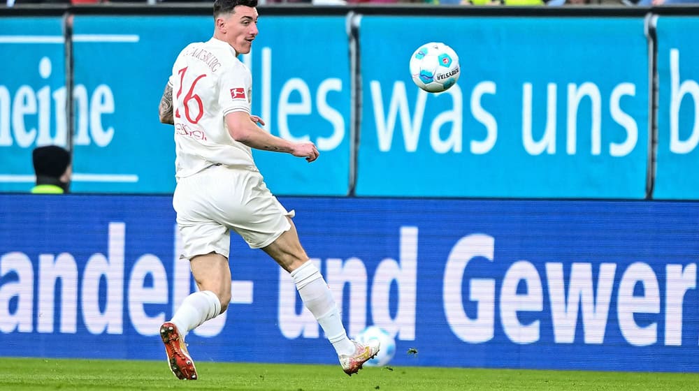 Cédric Zesiger bleibt bis 2029 beim FC Augsburg. / Foto: Harry Langer/dpa