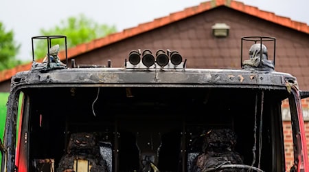 Bei Lüneburg hat am Morgen ein Feuerwehrfahrzeug Feuer gefangen. / Foto: Philipp Schulze/dpa