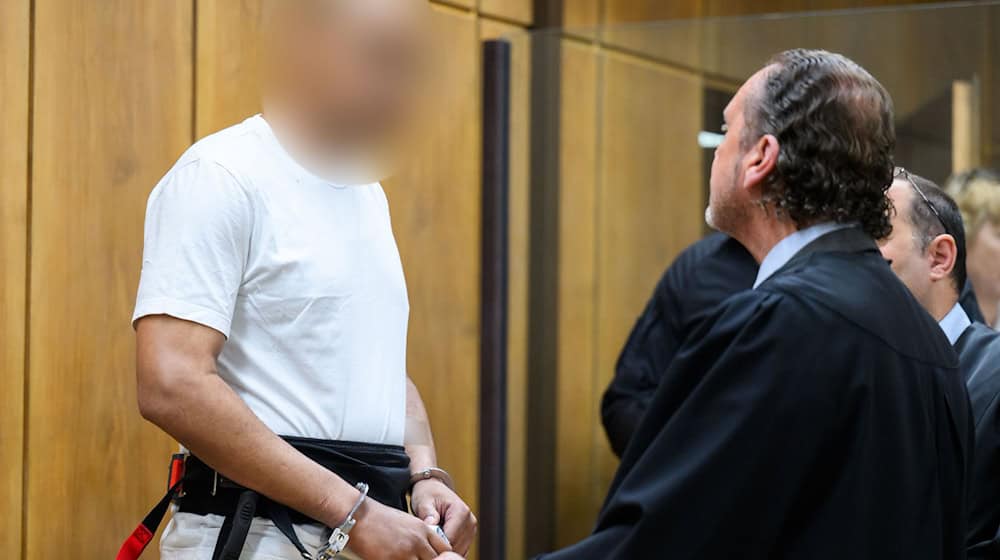 Der Angeklagte wurde mit Hand- und Fußfesseln in den Gerichtssaal gebracht.  / Foto: Julian Stratenschulte/dpa