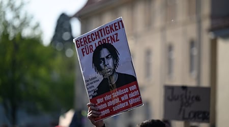 Die Initiative «Gerechtigkeit für Lorenz» ruft erneut zu einer Kundgebung auf. (Archivbild) / Foto: Izabela Mittwollen/dpa