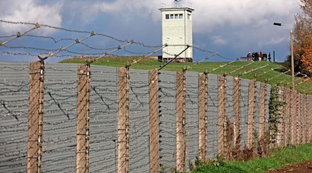 Am Grenzdenkmal Hötensleben wird an den 73. Jahrestag der Schließung der innerdeutschen Grenze gedacht. (Archivbild) / Foto: Matthias Bein/dpa