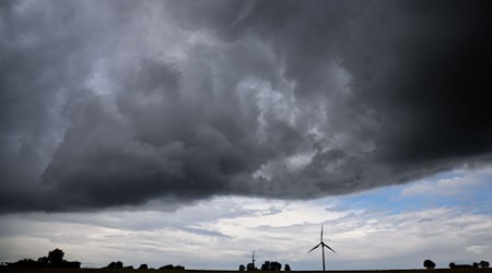 Bis Dienstag soll es in Niedersachsen und Bremen vereinzelt gewittern. (Symbolbild) / Foto: Julian Stratenschulte/dpa