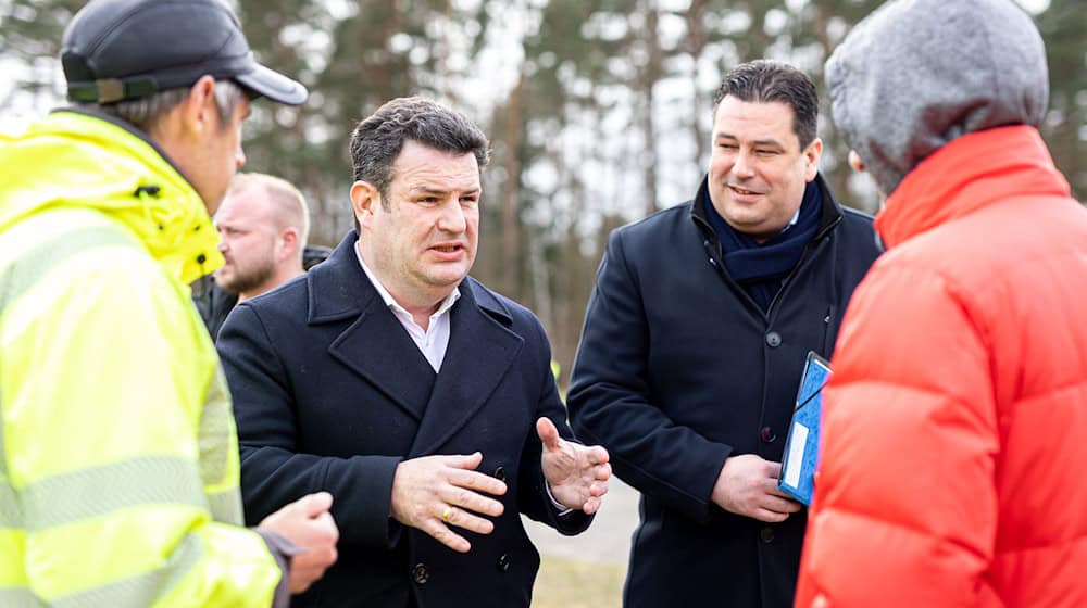 Gifhorns Landrat Tobias Heilmann (3. von links) ist tot. (Archivbild) / Foto: Moritz Frankenberg/dpa